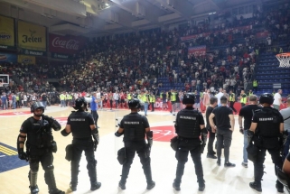Skandalingas finišas: dėl chuliganų veiksmų "Partizan" traukiasi iš Serbijos čempionato atkrintamųjų